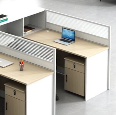 Escritório de escritório de tela moderna e simples e combinação de cadeira e mesa de escritório de 3 pessoas